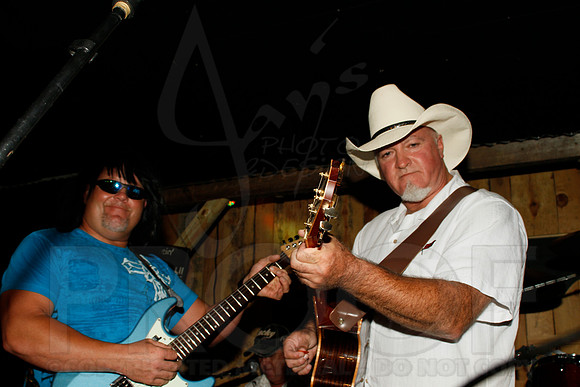 Midnight Hurricanes live at Boogies Bar and Grill 6-15-2014 (© Justin Manning) JWM_0290