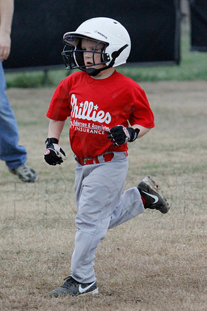 Phillies vs. Razorbacks 5-6 year old baseball 4-3-2014 (© Justin Manning) JWM_0325