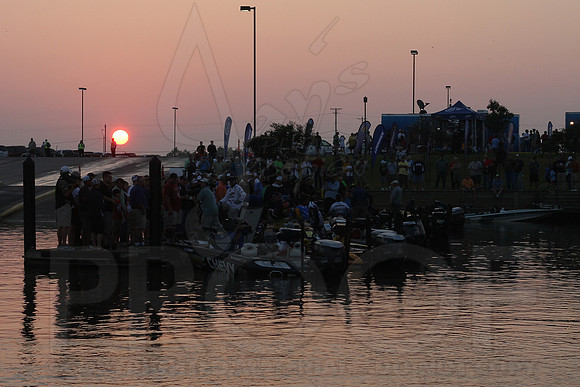 On the water final day of the FLW Forrest Wood Cup Day 8-18-13 (© Justin Manning) JWM0357