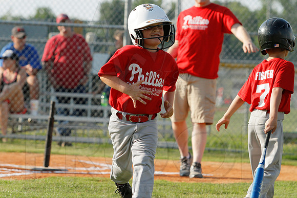 Phillies vs. Razorbacks 5-6 year old baseball 6-3-2014 (© Justin Manning) JWM_0050