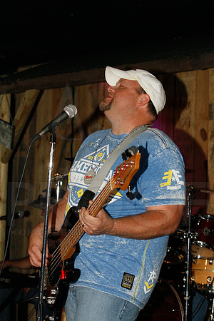 Midnight Hurricanes live at Boogies Bar and Grill 6-14-2014 (© Justin Manning) JWM_0109