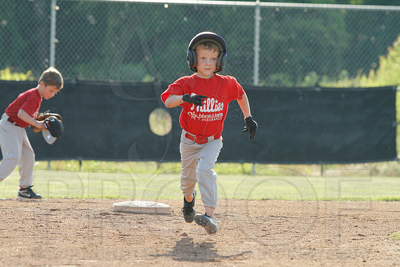 Phillies vs. Razorbacks 5-6 year old baseball 6-3-2014 (© Justin Manning) JWM_0065