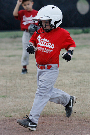 Phillies vs. Razorbacks 5-6 year old baseball 4-3-2014 (© Justin Manning) JWM_0328