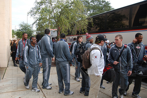 Player welcoming to hotel 1-1-14 (©Justin Manning) (©Justin Manning) JWM_0104
