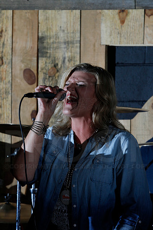 Midnight Hurricanes live at Boogies Bar and Grill 6-14-2014 (© Justin Manning) JWM_0133