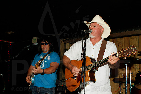 Midnight Hurricanes live at Boogies Bar and Grill 6-15-2014 (© Justin Manning) JWM_0305
