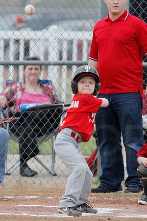 Phillies vs. Razorbacks 5-6 year old baseball 4-3-2014 (© Justin Manning) JWM_0211