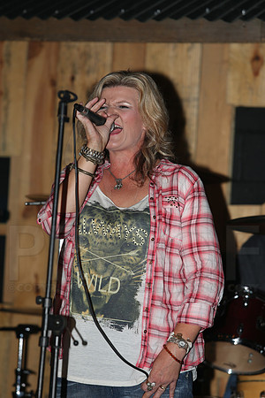 Midnight Hurricanes (Boogies Bar & Grill) 9-13-2014 (©Justin Manning) JWM_130