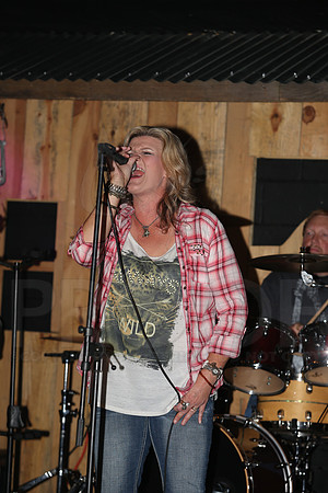 Midnight Hurricanes (Boogies Bar & Grill) 9-13-2014 (©Justin Manning) JWM_131