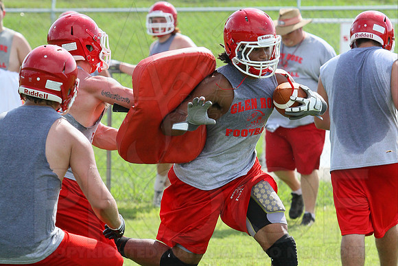 Glen Rose football practice 2 adays 8-6-13 (© Justin Manning) JWM0015