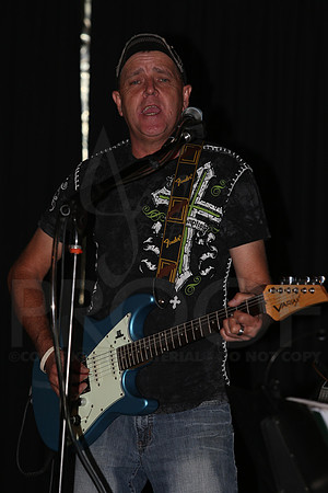Midnight Hurricanes (Boogies Bar & Grill) 9-13-2014 (©Justin Manning) JWM_056