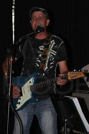 Midnight Hurricanes (Boogies Bar & Grill) 9-13-2014 (©Justin Manning) JWM_057