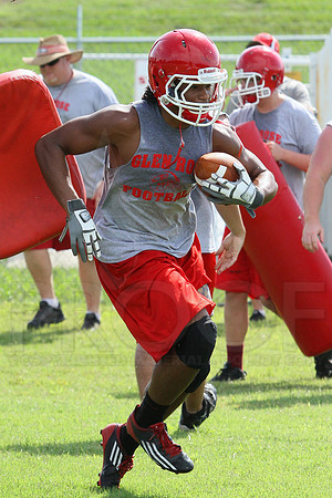 Glen Rose football practice 2 adays 8-6-13 (© Justin Manning) JWM0016