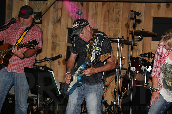 Midnight Hurricanes (Boogies Bar & Grill) 9-13-2014 (©Justin Manning) JWM_122