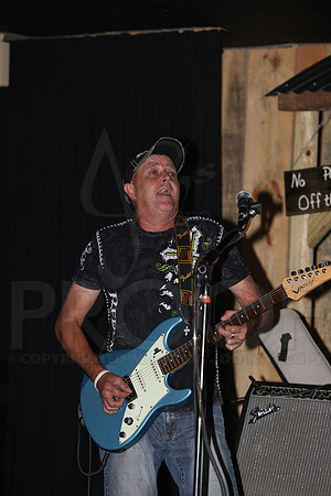 Midnight Hurricanes (Boogies Bar & Grill) 9-13-2014 (©Justin Manning) JWM_090