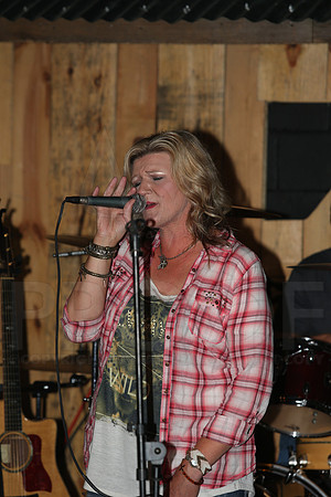 Midnight Hurricanes (Boogies Bar & Grill) 9-13-2014 (©Justin Manning) JWM_030