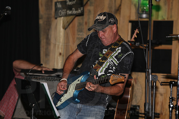 Midnight Hurricanes (Boogies Bar & Grill) 9-13-2014 (©Justin Manning) JWM_111