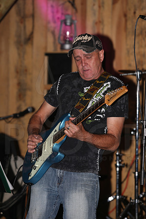 Midnight Hurricanes (Boogies Bar & Grill) 9-13-2014 (©Justin Manning) JWM_125