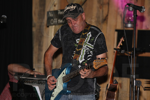 Midnight Hurricanes (Boogies Bar & Grill) 9-13-2014 (©Justin Manning) JWM_110