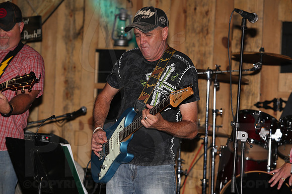 Midnight Hurricanes (Boogies Bar & Grill) 9-13-2014 (©Justin Manning) JWM_120