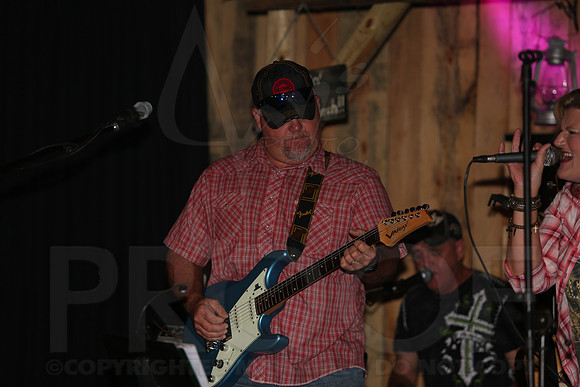 Midnight Hurricanes (Boogies Bar & Grill) 9-13-2014 (©Justin Manning) JWM_046