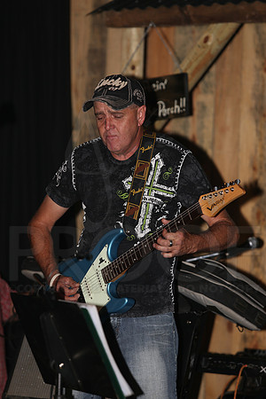Midnight Hurricanes (Boogies Bar & Grill) 9-13-2014 (©Justin Manning) JWM_106