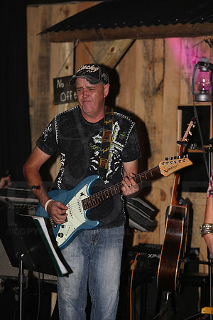 Midnight Hurricanes (Boogies Bar & Grill) 9-13-2014 (©Justin Manning) JWM_109