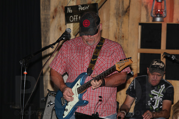 Midnight Hurricanes (Boogies Bar & Grill) 9-13-2014 (©Justin Manning) JWM_037