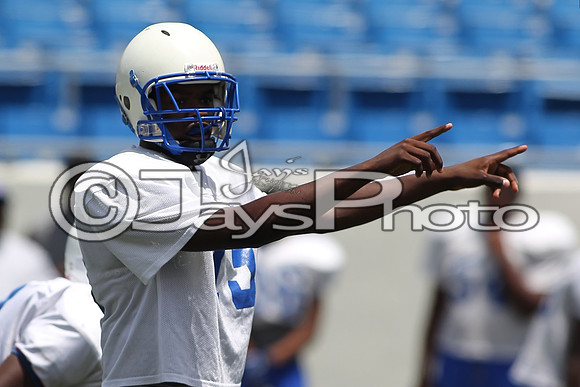 Football Team Camp (War Memorial Stadium) 6-16-2015 (©Justin Manning) JWM_0041