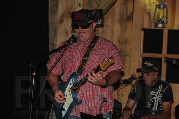 Midnight Hurricanes (Boogies Bar & Grill) 9-13-2014 (©Justin Manning) JWM_031