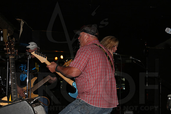 Midnight Hurricanes (Boogies Bar & Grill) 9-13-2014 (©Justin Manning) JWM_142