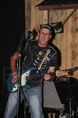 Midnight Hurricanes (Boogies Bar & Grill) 9-13-2014 (©Justin Manning) JWM_092
