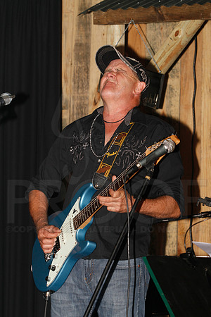 Midnight Hurricanes live at Boogies Bar and Grill 6-14-2014 (© Justin Manning) JWM_0172