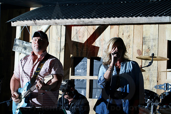 Midnight Hurricanes live at Boogies Bar and Grill 6-14-2014 (© Justin Manning) JWM_0027