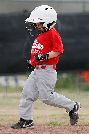 Phillies vs. Razorbacks 5-6 year old baseball 4-3-2014 (© Justin Manning) JWM_0113