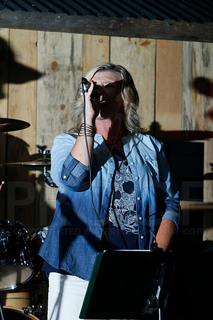 Midnight Hurricanes live at Boogies Bar and Grill 6-14-2014 (© Justin Manning) JWM_0030