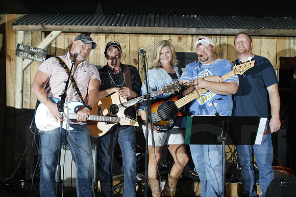 Midnight Hurricanes live at Boogies Bar and Grill 6-14-2014 (© Justin Manning) JWM_0009