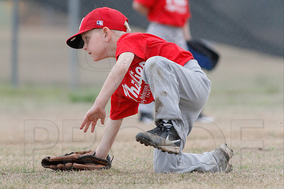Phillies vs. Razorbacks 5-6 year old baseball 4-3-2014 (© Justin Manning) JWM_0063