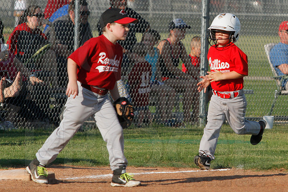 Phillies vs. Razorbacks 5-6 year old baseball 6-3-2014 (© Justin Manning) JWM_0092