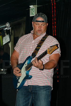Midnight Hurricanes live at Boogies Bar and Grill 6-15-2014 (© Justin Manning) JWM_0215
