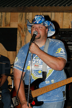 Midnight Hurricanes live at Boogies Bar and Grill 6-15-2014 (© Justin Manning) JWM_0209