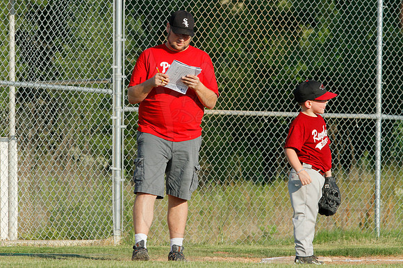 Phillies vs. Razorbacks 5-6 year old baseball 6-3-2014 (© Justin Manning) JWM_0134
