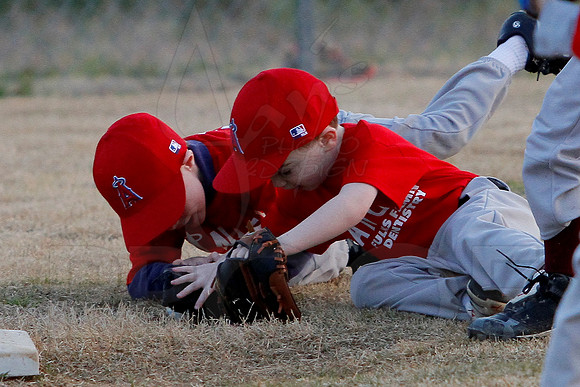 T-ball Angels vs Panthers 3-28-13 (© Justin Manning) JWM0030