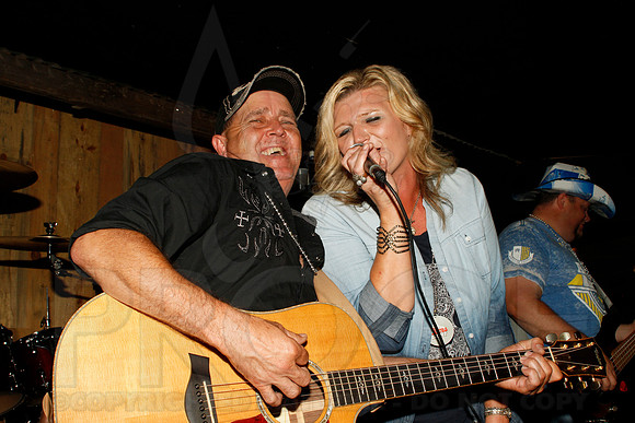 Midnight Hurricanes live at Boogies Bar and Grill 6-15-2014 (© Justin Manning) JWM_0239