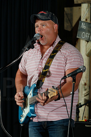 Midnight Hurricanes live at Boogies Bar and Grill 6-14-2014 (© Justin Manning) JWM_0089