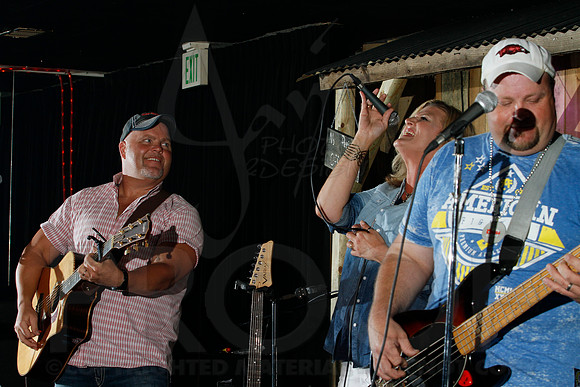 Midnight Hurricanes live at Boogies Bar and Grill 6-14-2014 (© Justin Manning) JWM_0159
