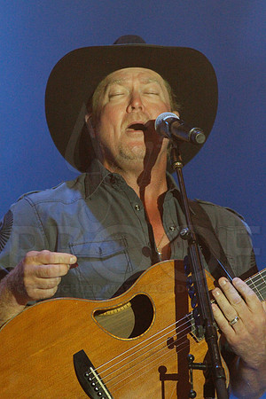 Tracy Lawrence (Brickfest) 6-28-2014 (©Justin Manning) JWM_015