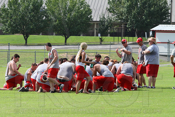 Glen Rose football practice 2 adays 8-6-13 (© Justin Manning) JWM0028