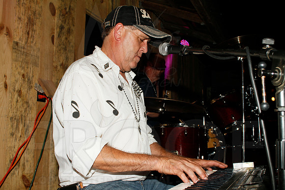 Midnight Hurricanes live at Boogies Bar and Grill 6-15-2014 (© Justin Manning) JWM_0297