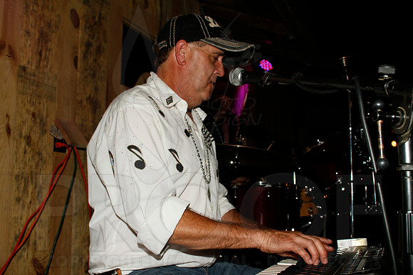 Midnight Hurricanes live at Boogies Bar and Grill 6-15-2014 (© Justin Manning) JWM_0296